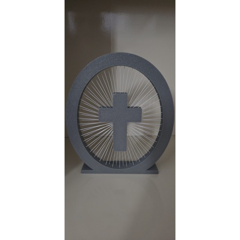 Croix murale à fils tendus — décoration moderne