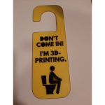 Plaque de porte pour toilettes — version qui fait sourire