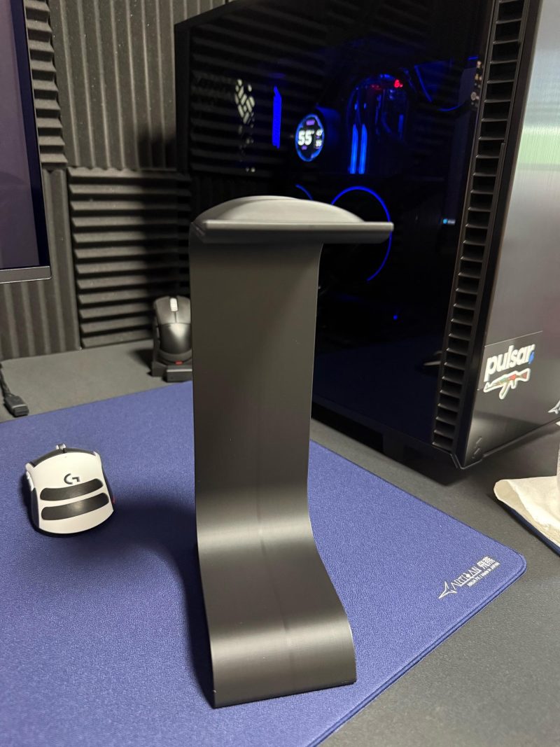 Support casque moderne — socle plein