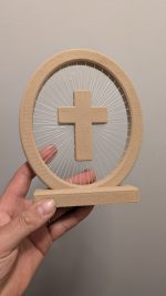 Croix murale à fils tendus — décoration moderne