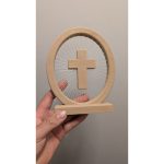 Croix murale à fils tendus — décoration moderne