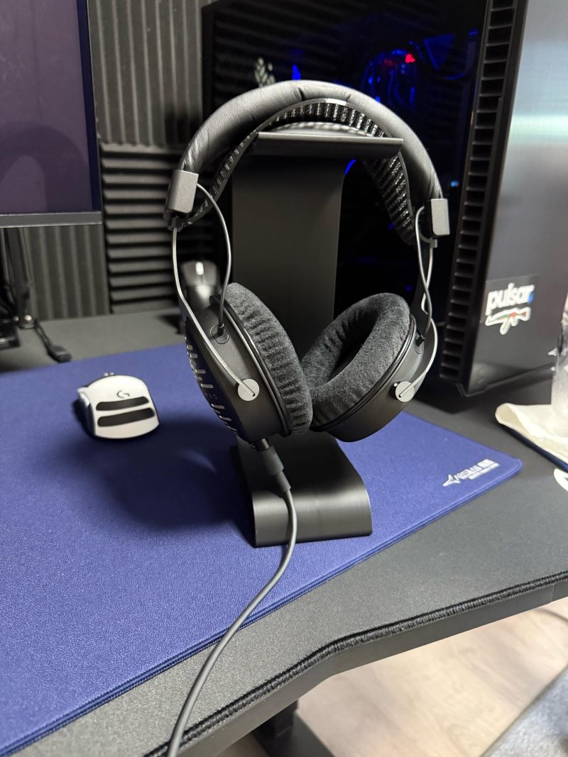 Support casque moderne — socle plein