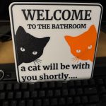 Plaque de toilettes « un chat va s'occuper de vous »