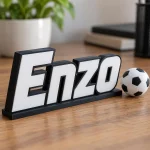 Prénom 3D Football vu de près, lettres bicolores imprimées en 3D, avec un accessoire (ballon) en option