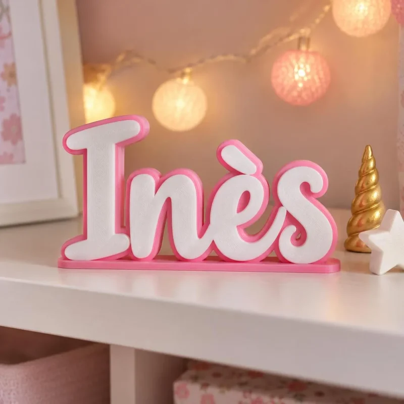 Prénom 3D Licorne personnalisé à poser : lettres roses et blanc nacré sur une étagère de chambre de petite fille