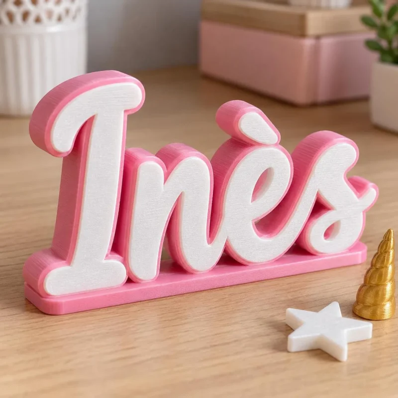 Prénom 3D Licorne vu de près, lettres bicolores imprimées en 3D, avec un accessoire (corne et étoile) en option
