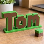 Prénom 3D Minecraft vu de près, lettres bicolores imprimées en 3D, avec un accessoire (cube) en option