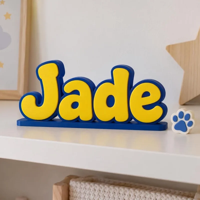 Prénom 3D Pat' Patrouille personnalisé à poser : lettres bleues et jaunes sur une étagère de petit enfant