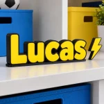 Prénom 3D Pokémon personnalisé à poser : lettres noires et jaunes sur une étagère de chambre de garçon