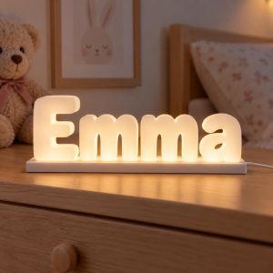 Prénom lumineux 3D Emma en lettres LED blanc chaud posé sur une commode