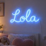Prénom néon mural Lola imprimé en 3D, lumière bleu glacier
