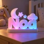 Prénom lumineux 3D Noa avec lune, étoiles et nuage, LED multicolore