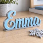 Prénom 3D Reine des neiges vu de près, lettres bicolores imprimées en 3D, avec un accessoire (flocon de neige) en option