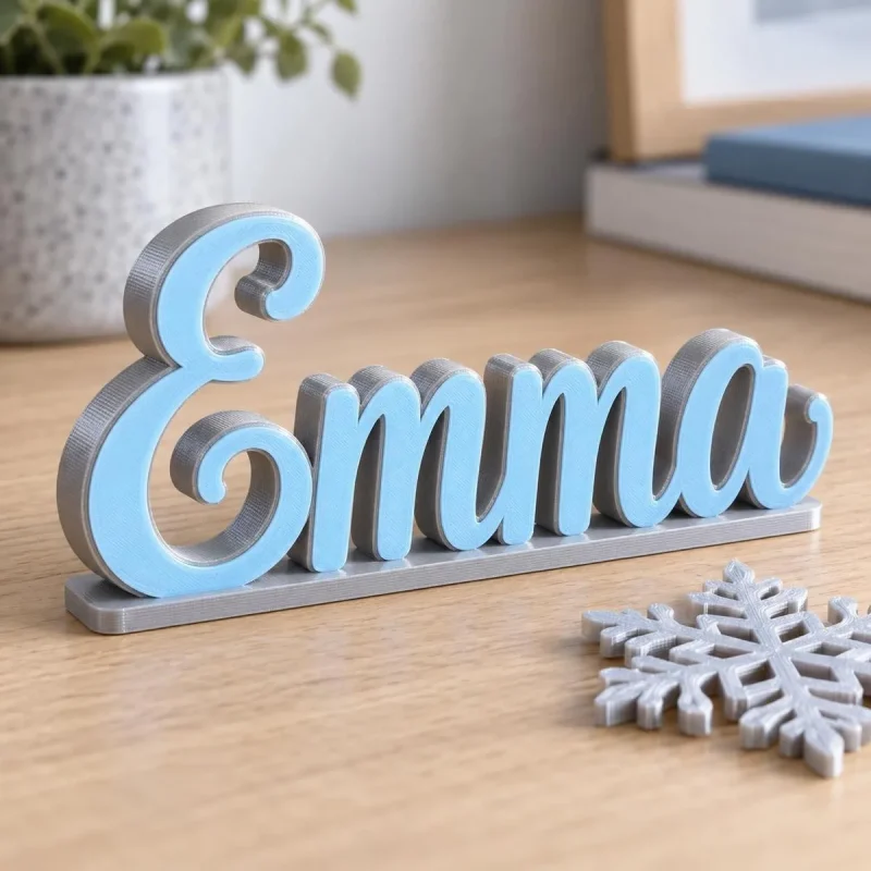 Prénom 3D Reine des neiges vu de près, lettres bicolores imprimées en 3D, avec un accessoire (flocon de neige) en option