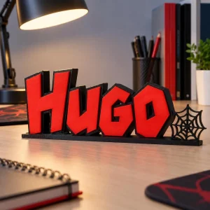 Prénom 3D Spider-Man personnalisé à poser : lettres noires et rouges sur un bureau d'ado