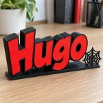 Prénom 3D Spider-Man vu de près, lettres bicolores imprimées en 3D, avec un accessoire (toile d'araignée) en option