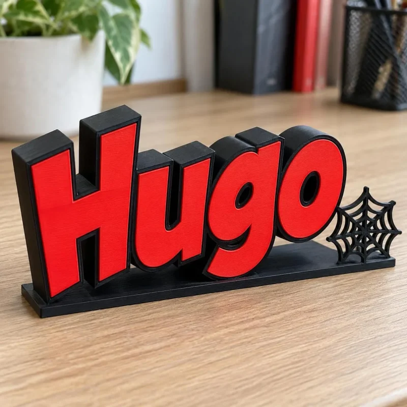 Prénom 3D Spider-Man vu de près, lettres bicolores imprimées en 3D, avec un accessoire (toile d'araignée) en option