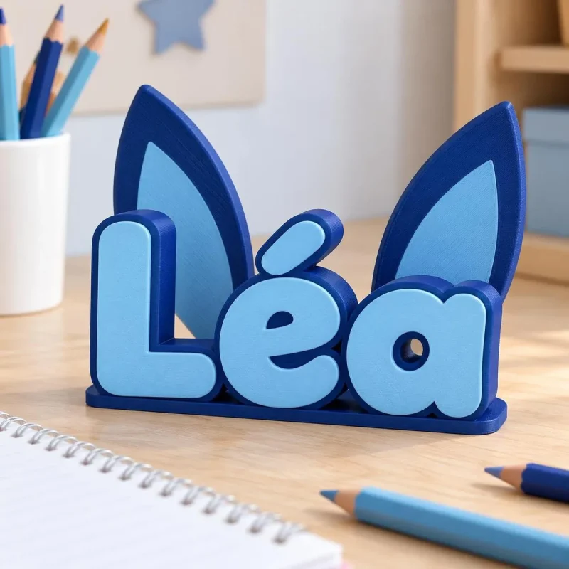Prénom 3D Stitch personnalisé à poser : lettres bleu foncé et bleu ciel sur un bureau d'enfant